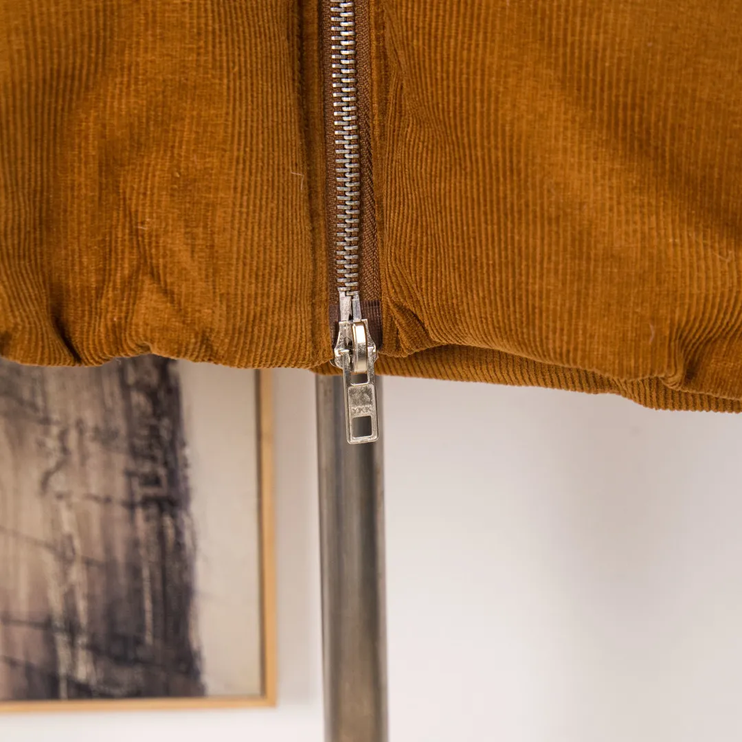 P660 💰zp version [Exclusive supply] Ralph Lauren/Ralph Lauren 2024aw retro Maillard style grain velvet lapel short high-waisted corduroy thickened down jacket - Maillard color 11-pit cotton corduroy face ✅ - 350T contrasting polyester lining inside Double-layer 360T high-density gallbladder ✅ - Original consistent YKK white copper nude zippers Zipper pockets on both sides of the inside ✅ - RL2024 new down jacket Khaki corduroy cotton jacket The warm atmosphere of autumn and winter is online. The comfort brought by the cotton corduroy face and the lapels of three-dimensional particle velvet. The high-waisted short version takes into account both the version and warmth. Color: Khaki Brown Size: S M L XL Number: WW10759
